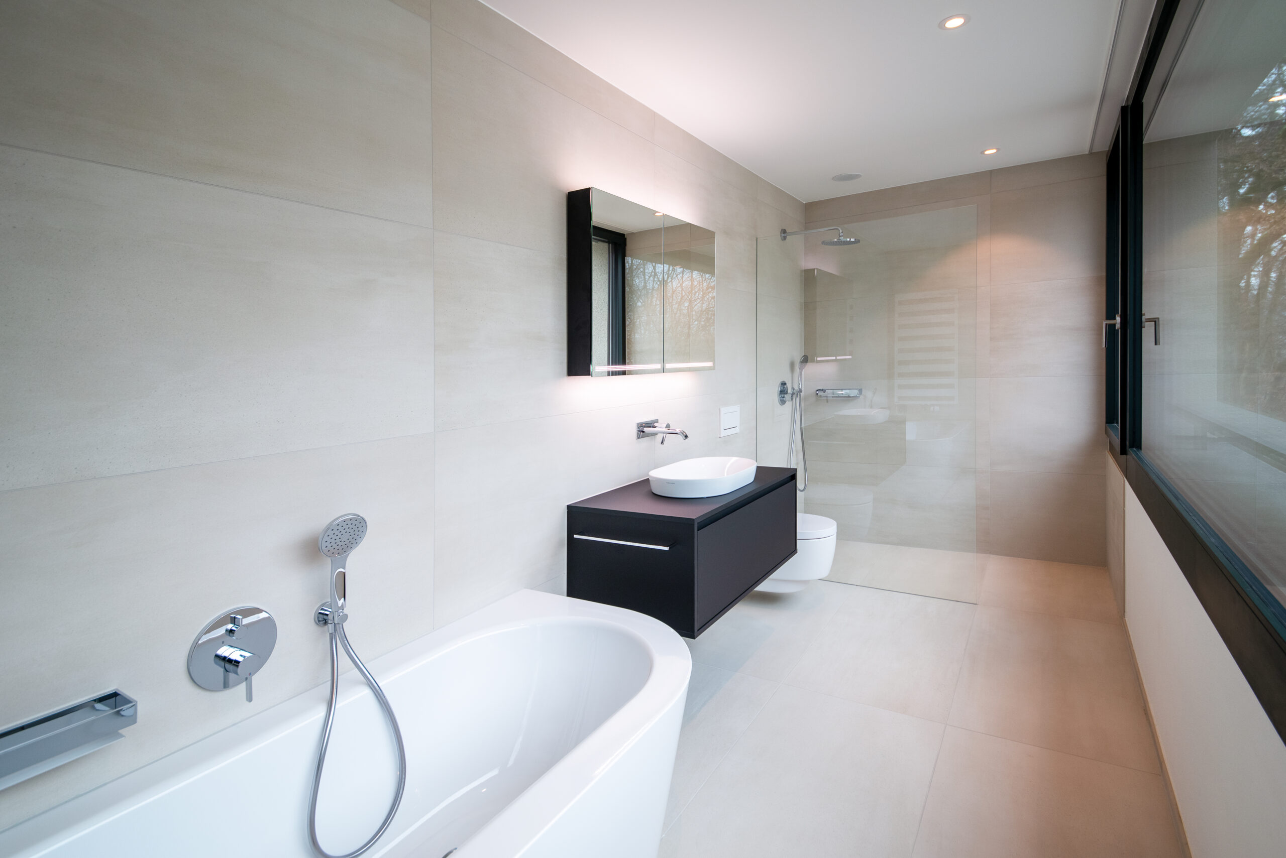 Grosses helles Badezimmer mit Badewanne und Dusche in Dietikon, Basel, Zug und Bern von Jaisli Xamax