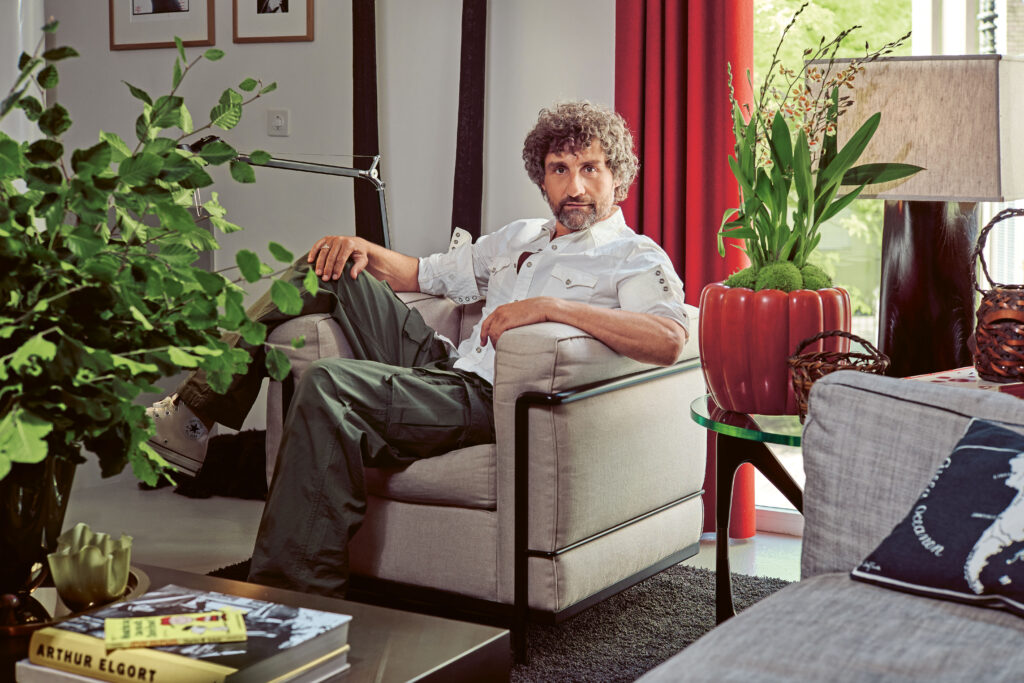 Kompakt wohnen mit Stil: Manuel Frei verbindet Design, Funktion und Atmosphäre zu einem durchdachten Wohnkonzept.